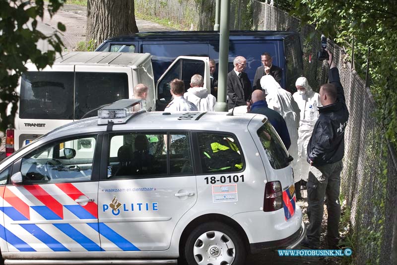 10083001.jpg - FOTOOPDRACHT:Dordrecht:30-08-2010:Aan de kerkeplaat (verlaten industrie terrein) nabij de gevangenis De Dordtse Poorten is vanmiddag een dode man in een bestelbus aangetroffen de politie heeft een onderzoek ingesteld naar de dood van de man. Hoelang de dode man er al lag in zijn busje is niet bekend maar al wel enkelen dagen.Deze digitale foto blijft eigendom van FOTOPERSBURO BUSINK. Wij hanteren de voorwaarden van het N.V.F. en N.V.J. Gebruik van deze foto impliceert dat u bekend bent  en akkoord gaat met deze voorwaarden bij publicatie.EB/ETIENNE BUSINK