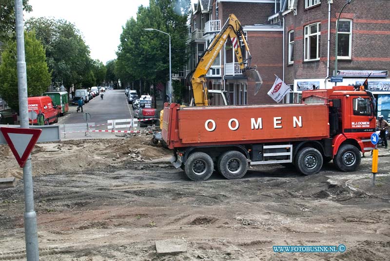 10083006.jpg - FOTOOPDRACHT:Dordrecht:30-08-2010:De werkzaamheden aan De Dubbeldamseweg Zuid zijn dan eindelijk begonnen. Het duurt een maand voor dat ze klaar zijn met de werkzaamheden. De bebording op De Maria is echt een ramp je ziet door de vele borden het bos(werkzaamheden) niet meer, ook aan de andere zijde van de werkzaamheden Mauritsweg en fietstunneltje staan juist weer niet de juiste borden?Deze digitale foto blijft eigendom van FOTOPERSBURO BUSINK. Wij hanteren de voorwaarden van het N.V.F. en N.V.J. Gebruik van deze foto impliceert dat u bekend bent  en akkoord gaat met deze voorwaarden bij publicatie.EB/ETIENNE BUSINK