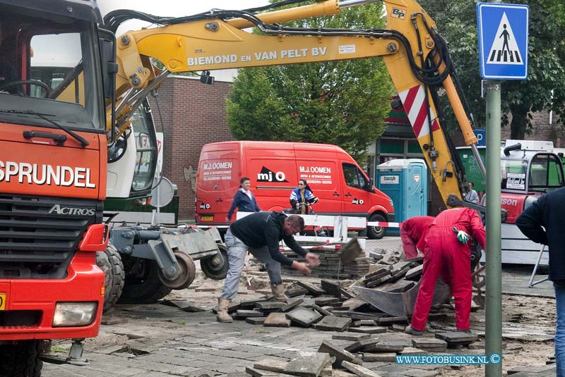 10083007.jpg - FOTOOPDRACHT:Dordrecht:30-08-2010:De werkzaamheden aan De Dubbeldamseweg Zuid zijn dan eindelijk begonnen. Het duurt een maand voor dat ze klaar zijn met de werkzaamheden. De bebording op De Maria is echt een ramp je ziet door de vele borden het bos(werkzaamheden) niet meer, ook aan de andere zijde van de werkzaamheden Mauritsweg en fietstunneltje staan juist weer niet de juiste borden?Deze digitale foto blijft eigendom van FOTOPERSBURO BUSINK. Wij hanteren de voorwaarden van het N.V.F. en N.V.J. Gebruik van deze foto impliceert dat u bekend bent  en akkoord gaat met deze voorwaarden bij publicatie.EB/ETIENNE BUSINK