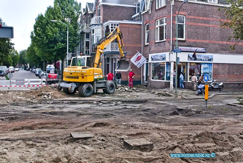 10083023.jpg - FOTOOPDRACHT:Dordrecht:30-08-2010:De werkzaamheden aan De Dubbeldamseweg Zuid zijn dan eindelijk begonnen. Het duurt een maand voor dat ze klaar zijn met de werkzaamheden. De bebording op De Maria is echt een ramp je ziet door de vele borden het bos(werkzaamheden) niet meer, ook aan de andere zijde van de werkzaamheden Mauritsweg en fietstunneltje staan juist weer niet de juiste borden?Deze digitale foto blijft eigendom van FOTOPERSBURO BUSINK. Wij hanteren de voorwaarden van het N.V.F. en N.V.J. Gebruik van deze foto impliceert dat u bekend bent  en akkoord gaat met deze voorwaarden bij publicatie.EB/ETIENNE BUSINK