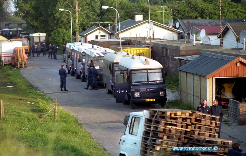 96070302.jpg - FOTOOPDRACHT:Dordrecht:03-07-1996:BOEK_NRPAGINA_NRPAGINA_REGNEGATIEF_NZWART_WITKLEUR_NEGDIGDIADATUMMAP-NRPLAATSADRESONDERWERPOMSCHRIJVIFOTOMAATLA_NR0237051T/M70546T/M51T/M29X1996-07-03DORDRECHTWIELDRECHTSE ZEEDIJKALGEMEENZEER GROTE INVAL OP WOONWAGENKAMP DOOR LEGER EN ME + POLITIEDeze digitale foto blijft eigendom van FOTOPERSBURO BUSINK. Wij hanteren de voorwaarden van het N.V.F. en N.V.J. Gebruik van deze foto impliceert dat u bekend bent  en akkoord gaat met deze voorwaarden bij publicatie.EB/ETIENNE BUSINK