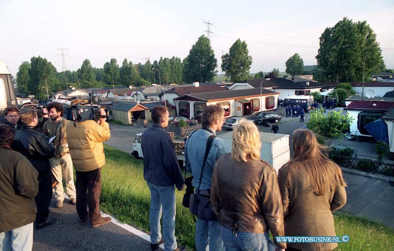 96070304.jpg - FOTOOPDRACHT:Dordrecht:03-07-1996:BOEK_NRPAGINA_NRPAGINA_REGNEGATIEF_NZWART_WITKLEUR_NEGDIGDIADATUMMAP-NRPLAATSADRESONDERWERPOMSCHRIJVIFOTOMAATLA_NR0237051T/M70546T/M51T/M29X1996-07-03DORDRECHTWIELDRECHTSE ZEEDIJKALGEMEENZEER GROTE INVAL OP WOONWAGENKAMP DOOR LEGER EN ME + POLITIEDeze digitale foto blijft eigendom van FOTOPERSBURO BUSINK. Wij hanteren de voorwaarden van het N.V.F. en N.V.J. Gebruik van deze foto impliceert dat u bekend bent  en akkoord gaat met deze voorwaarden bij publicatie.EB/ETIENNE BUSINK