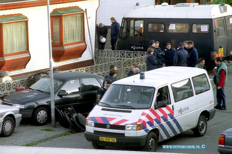 96070305.jpg - FOTOOPDRACHT:Dordrecht:03-07-1996:BOEK_NRPAGINA_NRPAGINA_REGNEGATIEF_NZWART_WITKLEUR_NEGDIGDIADATUMMAP-NRPLAATSADRESONDERWERPOMSCHRIJVIFOTOMAATLA_NR0237051T/M70546T/M51T/M29X1996-07-03DORDRECHTWIELDRECHTSE ZEEDIJKALGEMEENZEER GROTE INVAL OP WOONWAGENKAMP DOOR LEGER EN ME + POLITIEDeze digitale foto blijft eigendom van FOTOPERSBURO BUSINK. Wij hanteren de voorwaarden van het N.V.F. en N.V.J. Gebruik van deze foto impliceert dat u bekend bent  en akkoord gaat met deze voorwaarden bij publicatie.EB/ETIENNE BUSINK