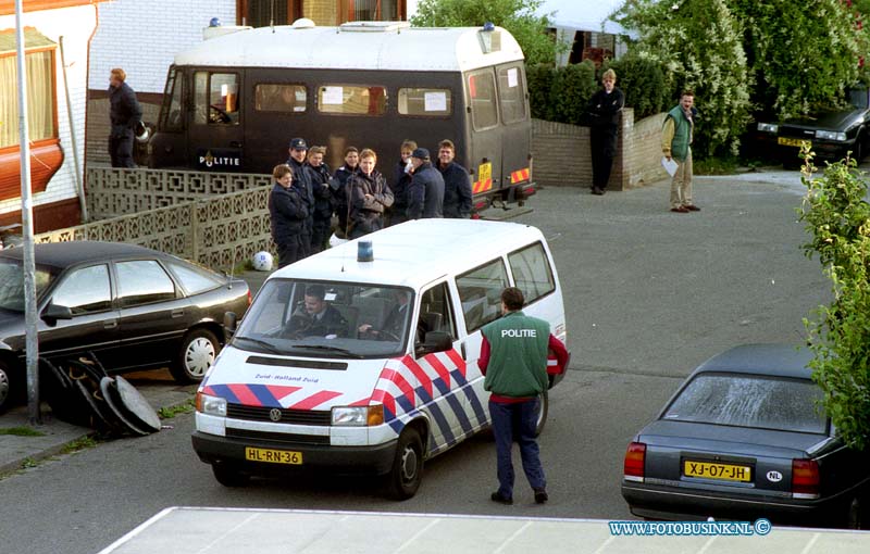 96070308.jpg - FOTOOPDRACHT:Dordrecht:03-07-1996:BOEK_NRPAGINA_NRPAGINA_REGNEGATIEF_NZWART_WITKLEUR_NEGDIGDIADATUMMAP-NRPLAATSADRESONDERWERPOMSCHRIJVIFOTOMAATLA_NR0237051T/M70546T/M51T/M29X1996-07-03DORDRECHTWIELDRECHTSE ZEEDIJKALGEMEENZEER GROTE INVAL OP WOONWAGENKAMP DOOR LEGER EN ME + POLITIEDeze digitale foto blijft eigendom van FOTOPERSBURO BUSINK. Wij hanteren de voorwaarden van het N.V.F. en N.V.J. Gebruik van deze foto impliceert dat u bekend bent  en akkoord gaat met deze voorwaarden bij publicatie.EB/ETIENNE BUSINK