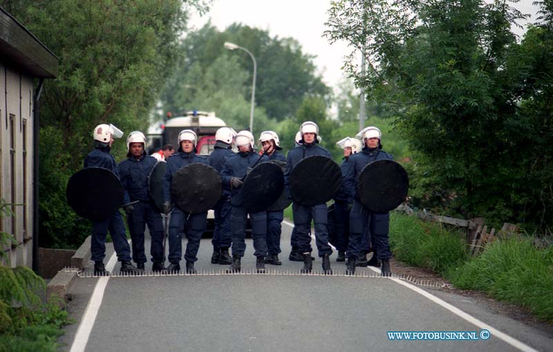 96070312.jpg - FOTOOPDRACHT:Dordrecht:03-07-1996:BOEK_NRPAGINA_NRPAGINA_REGNEGATIEF_NZWART_WITKLEUR_NEGDIGDIADATUMMAP-NRPLAATSADRESONDERWERPOMSCHRIJVIFOTOMAATLA_NR0237051T/M70546T/M51T/M29X1996-07-03DORDRECHTWIELDRECHTSE ZEEDIJKALGEMEENZEER GROTE INVAL OP WOONWAGENKAMP DOOR LEGER EN ME + POLITIEDeze digitale foto blijft eigendom van FOTOPERSBURO BUSINK. Wij hanteren de voorwaarden van het N.V.F. en N.V.J. Gebruik van deze foto impliceert dat u bekend bent  en akkoord gaat met deze voorwaarden bij publicatie.EB/ETIENNE BUSINK