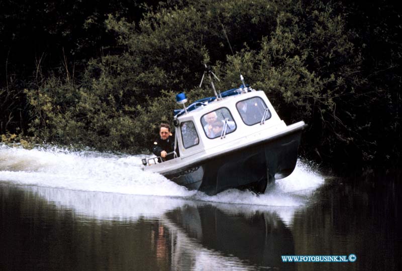 96071401.jpg - DE WEEK VAN BUS :DORDRECHT:14-07-1996:ZOEK TOCHT IN DE DORDTSE BIESBOSCHE NAAR 2 VERMISTE JONGENTJE DIE TIJDENS HET KANO WAREN KWIJT GERAAKT UIT DE GROEPDeze digitale foto blijft eigendom van FOTOPERSBURO BUSINK. Wij hanteren de voorwaarden van het N.V.F. en N.V.J. Gebruik van deze foto impliceert dat u bekend bent  en akkoord gaat met deze voorwaarden bij publicatie.EB/ETIENNE BUSINK