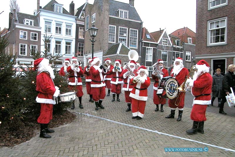 00121606.jpg - DE LOCOM :Dordrecht:16-12-2000:de dordtse kerstmarkt in de binnenstadDeze digitale foto blijft eigendom van FOTOPERSBURO BUSINK. Wij hanteren de voorwaarden van het N.V.F. en N.V.J. Gebruik van deze foto impliceert dat u bekend bent  en akkoord gaat met deze voorwaarden bij publicatie.EB/ETIENNE BUSINK