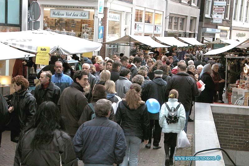 00121611.jpg - DE LOCOM :Dordrecht:16-12-2000:de dordtse kerstmarkt in de binnenstadDeze digitale foto blijft eigendom van FOTOPERSBURO BUSINK. Wij hanteren de voorwaarden van het N.V.F. en N.V.J. Gebruik van deze foto impliceert dat u bekend bent  en akkoord gaat met deze voorwaarden bij publicatie.EB/ETIENNE BUSINK
