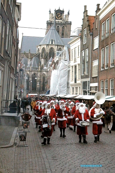 00121615.jpg - WFA :Dordrecht:16-12-2000:de dordtse kerstmarkt in de binnenstadDeze digitale foto blijft eigendom van FOTOPERSBURO BUSINK. Wij hanteren de voorwaarden van het N.V.F. en N.V.J. Gebruik van deze foto impliceert dat u bekend bent  en akkoord gaat met deze voorwaarden bij publicatie.EB/ETIENNE BUSINK