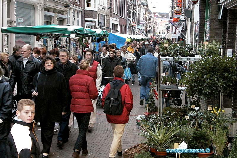 00121621.jpg - DORDTCENTRAAL:Dordrecht:16-12-2000:de dordtse kerstmarkt in de binnenstadDeze digitale foto blijft eigendom van FOTOPERSBURO BUSINK. Wij hanteren de voorwaarden van het N.V.F. en N.V.J. Gebruik van deze foto impliceert dat u bekend bent  en akkoord gaat met deze voorwaarden bij publicatie.EB/ETIENNE BUSINK