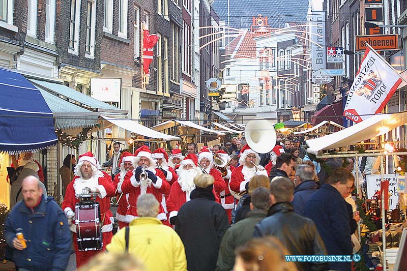 01121515.jpg - DORDTCENTRAAL :Dordrecht:15-12-2001:de kerstmarkt dordrechtDeze digitale foto blijft eigendom van FOTOPERSBURO BUSINK. Wij hanteren de voorwaarden van het N.V.F. en N.V.J. Gebruik van deze foto impliceert dat u bekend bent  en akkoord gaat met deze voorwaarden bij publicatie.EB/ETIENNE BUSINK