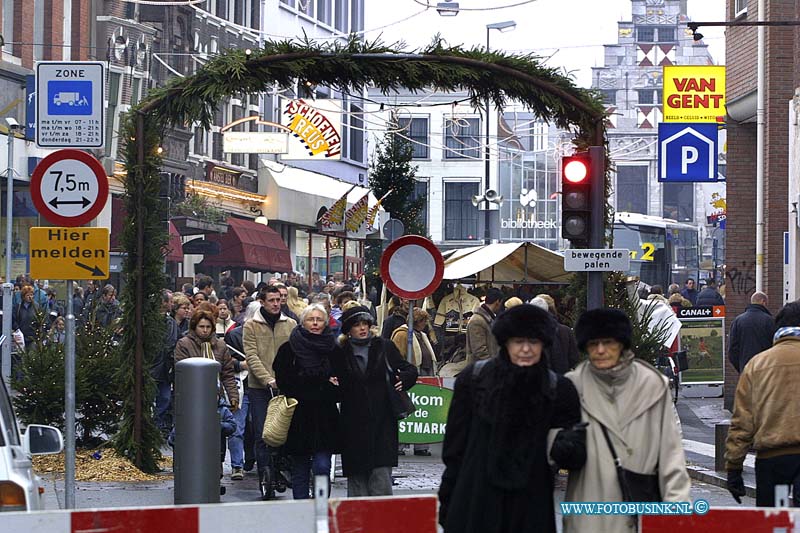 02121406.jpg - FOTOOPDRACHT:Dordrecht:14-12-2002:De grootste kerstmarkt van Nederland DordrechtDeze digitale foto blijft eigendom van FOTOPERSBURO BUSINK. Wij hanteren de voorwaarden van het N.V.F. en N.V.J. Gebruik van deze foto impliceert dat u bekend bent  en akkoord gaat met deze voorwaarden bij publicatie.EB/ETIENNE BUSINK