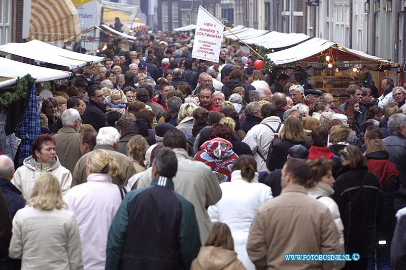 02121413.jpg - FOTOOPDRACHT:Dordrecht:14-12-2002:De grootste kerstmarkt van Nederland DordrechtDeze digitale foto blijft eigendom van FOTOPERSBURO BUSINK. Wij hanteren de voorwaarden van het N.V.F. en N.V.J. Gebruik van deze foto impliceert dat u bekend bent  en akkoord gaat met deze voorwaarden bij publicatie.EB/ETIENNE BUSINK