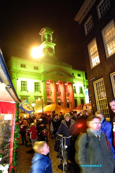 02121418.jpg - FOTOOPDRACHT:Dordrecht:14-12-2002:De grootste kerstmarkt van Nederland DordrechtDeze digitale foto blijft eigendom van FOTOPERSBURO BUSINK. Wij hanteren de voorwaarden van het N.V.F. en N.V.J. Gebruik van deze foto impliceert dat u bekend bent  en akkoord gaat met deze voorwaarden bij publicatie.EB/ETIENNE BUSINK