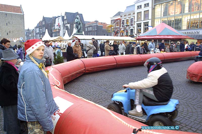 02121435.jpg - FOTOOPDRACHT:Dordrecht:14-12-2002:De grootste kerstmarkt van Nederland DordrechtDeze digitale foto blijft eigendom van FOTOPERSBURO BUSINK. Wij hanteren de voorwaarden van het N.V.F. en N.V.J. Gebruik van deze foto impliceert dat u bekend bent  en akkoord gaat met deze voorwaarden bij publicatie.EB/ETIENNE BUSINK