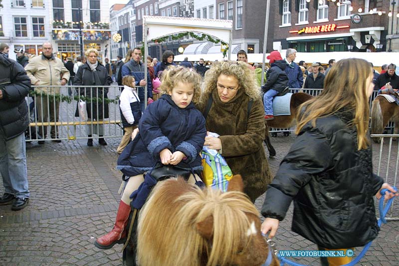 02121436.jpg - FOTOOPDRACHT:Dordrecht:14-12-2002:De grootste kerstmarkt van Nederland DordrechtDeze digitale foto blijft eigendom van FOTOPERSBURO BUSINK. Wij hanteren de voorwaarden van het N.V.F. en N.V.J. Gebruik van deze foto impliceert dat u bekend bent  en akkoord gaat met deze voorwaarden bij publicatie.EB/ETIENNE BUSINK
