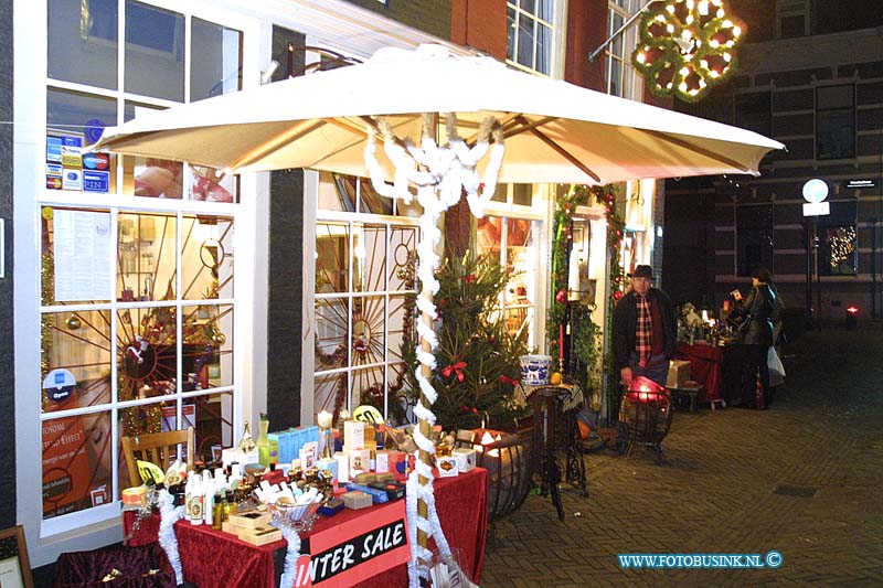 02121439.jpg - FOTOOPDRACHT:Dordrecht:14-12-2002:De grootste kerstmarkt van Nederland DordrechtDeze digitale foto blijft eigendom van FOTOPERSBURO BUSINK. Wij hanteren de voorwaarden van het N.V.F. en N.V.J. Gebruik van deze foto impliceert dat u bekend bent  en akkoord gaat met deze voorwaarden bij publicatie.EB/ETIENNE BUSINK