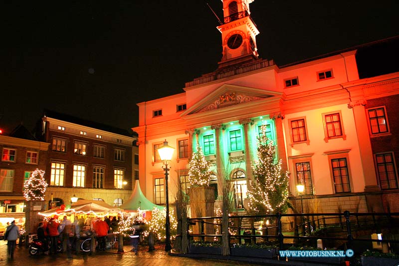 03121206.jpg - FOTOOPDRACHT:Dordrecht:12-12-2003:eerste avond van de dordtse kerstmarkt 2004Deze digitale foto blijft eigendom van FOTOPERSBURO BUSINK. Wij hanteren de voorwaarden van het N.V.F. en N.V.J. Gebruik van deze foto impliceert dat u bekend bent  en akkoord gaat met deze voorwaarden bij publicatie.EB/ETIENNE BUSINK