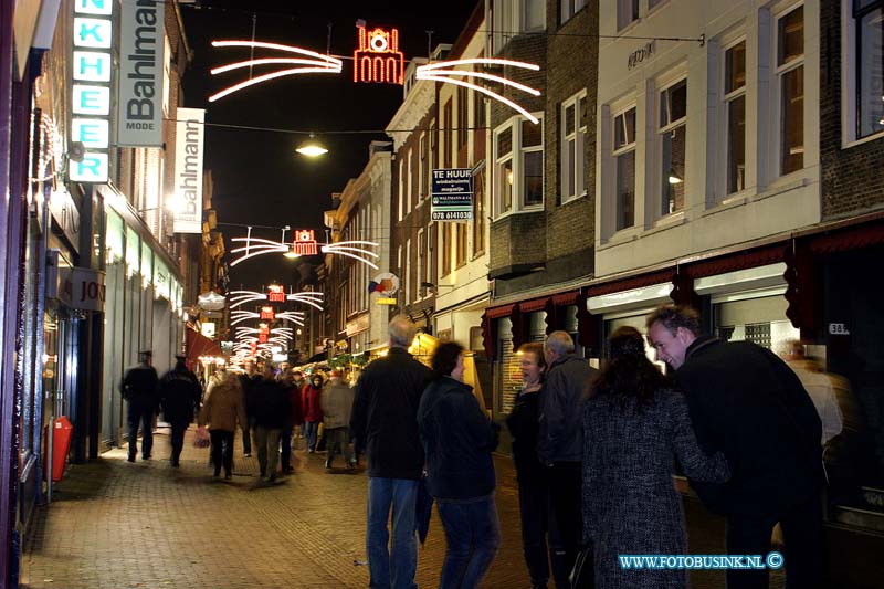 03121210.jpg - FOTOOPDRACHT:Dordrecht:12-12-2003:eerste avond van de dordtse kerstmarkt 2004Deze digitale foto blijft eigendom van FOTOPERSBURO BUSINK. Wij hanteren de voorwaarden van het N.V.F. en N.V.J. Gebruik van deze foto impliceert dat u bekend bent  en akkoord gaat met deze voorwaarden bij publicatie.EB/ETIENNE BUSINK