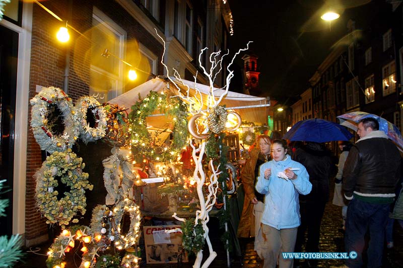 03121215.jpg - FOTOOPDRACHT:Dordrecht:12-12-2003:eerste avond van de dordtse kerstmarkt 2004Deze digitale foto blijft eigendom van FOTOPERSBURO BUSINK. Wij hanteren de voorwaarden van het N.V.F. en N.V.J. Gebruik van deze foto impliceert dat u bekend bent  en akkoord gaat met deze voorwaarden bij publicatie.EB/ETIENNE BUSINK