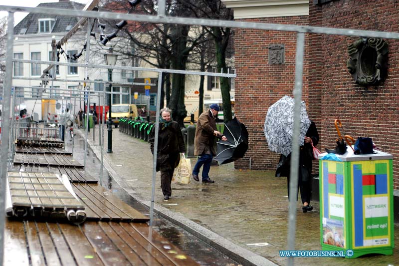 03121317.jpg - FOTOOPDRACHT:Dordrecht:13-12-2003:de groots opgezette kerst markt van dordrecht werdt dit weekend in verband met het weer aanzienlijk ingekort en door de windt en vele regen kwamen maar weinig bezoekrs naar de kerstmarkt.Deze digitale foto blijft eigendom van FOTOPERSBURO BUSINK. Wij hanteren de voorwaarden van het N.V.F. en N.V.J. Gebruik van deze foto impliceert dat u bekend bent  en akkoord gaat met deze voorwaarden bij publicatie.EB/ETIENNE BUSINK