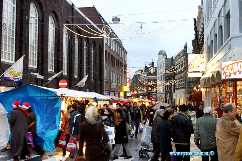 03121318.jpg - FOTOOPDRACHT:Dordrecht:13-12-2003:de groots opgezette kerst markt van dordrecht werdt dit weekend in verband met het weer aanzienlijk ingekort en door de windt en vele regen kwamen maar weinig bezoekrs naar de kerstmarkt.Deze digitale foto blijft eigendom van FOTOPERSBURO BUSINK. Wij hanteren de voorwaarden van het N.V.F. en N.V.J. Gebruik van deze foto impliceert dat u bekend bent  en akkoord gaat met deze voorwaarden bij publicatie.EB/ETIENNE BUSINK