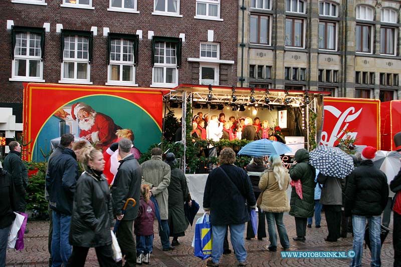 03121322.jpg - FOTOOPDRACHT:Dordrecht:13-12-2003:de groots opgezette kerst markt van dordrecht werdt dit weekend in verband met het weer aanzienlijk ingekort en door de windt en vele regen kwamen maar weinig bezoekrs naar de kerstmarkt.Deze digitale foto blijft eigendom van FOTOPERSBURO BUSINK. Wij hanteren de voorwaarden van het N.V.F. en N.V.J. Gebruik van deze foto impliceert dat u bekend bent  en akkoord gaat met deze voorwaarden bij publicatie.EB/ETIENNE BUSINK