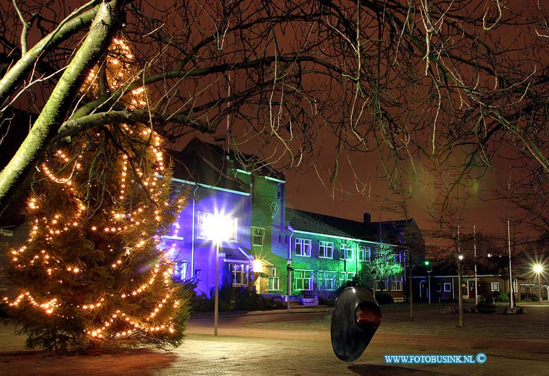 03121506.jpg - FOTOOPDRACHT:Zwijndrecht:15-12-2003:Gemeentehuis groen en blauw Vanaf vrijdag 12 december wordt het gemeentehuis van Zwijndrecht op speciale wijze verlicht. Tijdens de komende feestdagen zal deze verlichting elke avond branden.Het gemeentehuis van Zwijndrecht wordt normaal tijdens de avonduren oranje verlicht. Dit jaar is dat echter aangepast. De normale verlichting is vervangen door een blauw en een groen licht die over het gebouw spelen. Deze feestelijke verlichting roept een bijzondere kerstsfeer op. Op vrijdagavond 12 december is tijdens de start van de kerstboomactie `Jingle Bells´ de verlichting voor het eerst te zien.De blauwe en groene lampen blijven tijdens de feestdagen staan en worden pas op 8 januari, na de gemeentelijke nieuwjaarsreceptie weer vervangen door het normale licht.Deze digitale foto blijft eigendom van FOTOPERSBURO BUSINK. Wij hanteren de voorwaarden van het N.V.F. en N.V.J. Gebruik van deze foto impliceert dat u bekend bent  en akkoord gaat met deze voorwaarden bij publicatie.EB/ETIENNE BUSINK