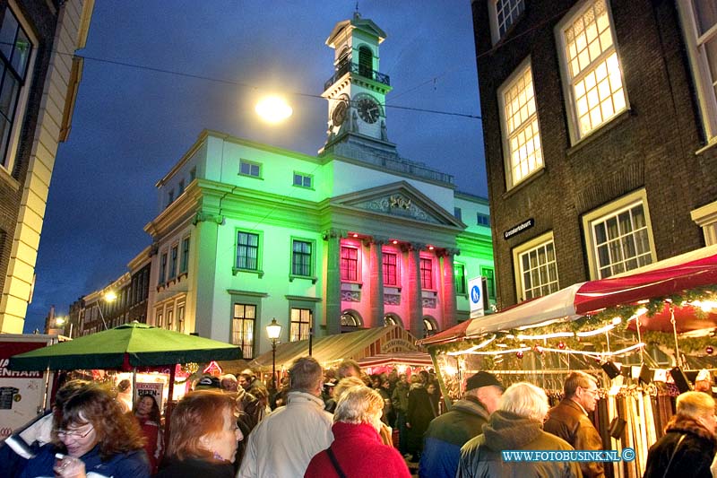 04121803.jpg - FOTOOPDRACHT:Dordrecht:18-12-2004:de grootste kerstmarkt van nederland werd gehouden in Dordrecht vele duizende mensen kwamen een kijk je nemen de afgelopen 3 dagen en hun kerst inkopen te doen. foto verlicht stadhuis.Deze digitale foto blijft eigendom van FOTOPERSBURO BUSINK. Wij hanteren de voorwaarden van het N.V.F. en N.V.J. Gebruik van deze foto impliceert dat u bekend bent  en akkoord gaat met deze voorwaarden bij publicatie.EB/ETIENNE BUSINK
