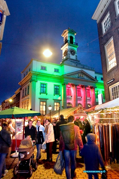 04121804.jpg - FOTOOPDRACHT:Dordrecht:18-12-2004:de grootste kerstmarkt van nederland werd gehouden in Dordrecht vele duizende mensen kwamen een kijk je nemen de afgelopen 3 dagen en hun kerst inkopen te doen. foto verlicht stadhuis.Deze digitale foto blijft eigendom van FOTOPERSBURO BUSINK. Wij hanteren de voorwaarden van het N.V.F. en N.V.J. Gebruik van deze foto impliceert dat u bekend bent  en akkoord gaat met deze voorwaarden bij publicatie.EB/ETIENNE BUSINK