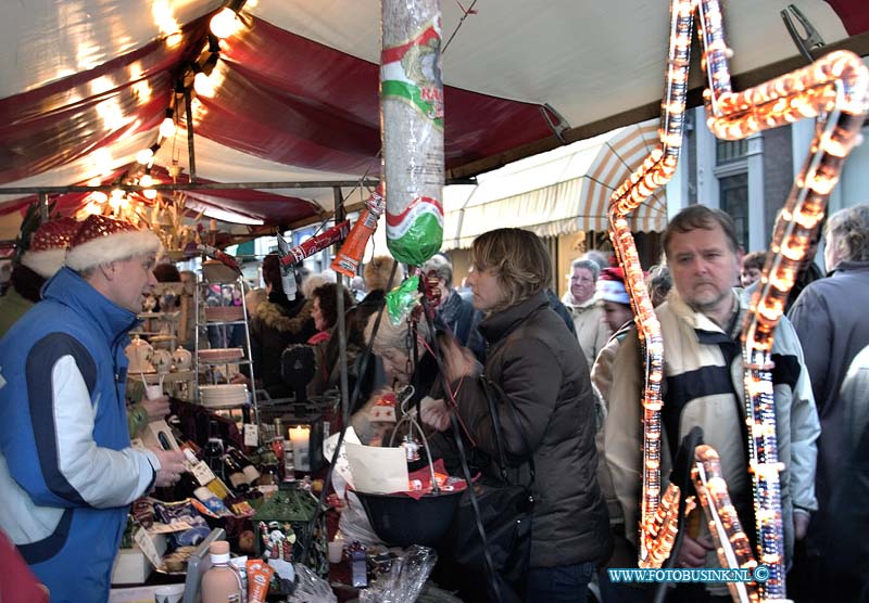 04121806.jpg - FOTOOPDRACHT:Dordrecht:18-12-2004:de grootste kerstmarkt van nederland werd gehouden in Dordrecht vele duizende mensen kwamen een kijk je nemen de afgelopen 3 dagen en hun kerst inkopen te doen. foto drukte op de marktDeze digitale foto blijft eigendom van FOTOPERSBURO BUSINK. Wij hanteren de voorwaarden van het N.V.F. en N.V.J. Gebruik van deze foto impliceert dat u bekend bent  en akkoord gaat met deze voorwaarden bij publicatie.EB/ETIENNE BUSINK