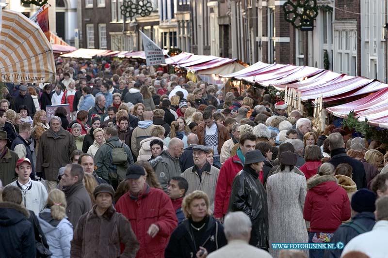 04121807.jpg - FOTOOPDRACHT:Dordrecht:18-12-2004:de grootste kerstmarkt van nederland werd gehouden in Dordrecht vele duizende mensen kwamen een kijk je nemen de afgelopen 3 dagen en hun kerst inkopen te doen. foto drukte op de marktDeze digitale foto blijft eigendom van FOTOPERSBURO BUSINK. Wij hanteren de voorwaarden van het N.V.F. en N.V.J. Gebruik van deze foto impliceert dat u bekend bent  en akkoord gaat met deze voorwaarden bij publicatie.EB/ETIENNE BUSINK
