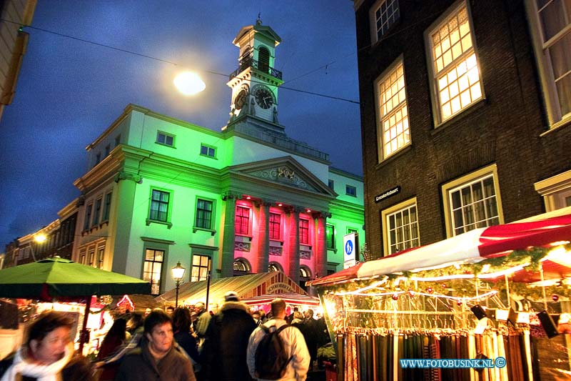 04121809.jpg - FOTOOPDRACHT:Dordrecht:18-12-2004:de grootste kerstmarkt van nederland werd gehouden in Dordrecht vele duizende mensen kwamen een kijk je nemen de afgelopen 3 dagen en hun kerst inkopen te doen. foto verlicht stadhuis.Deze digitale foto blijft eigendom van FOTOPERSBURO BUSINK. Wij hanteren de voorwaarden van het N.V.F. en N.V.J. Gebruik van deze foto impliceert dat u bekend bent  en akkoord gaat met deze voorwaarden bij publicatie.EB/ETIENNE BUSINK
