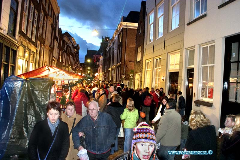 04121810.jpg - FOTOOPDRACHT:Dordrecht:18-12-2004:de grootste kerstmarkt van nederland werd gehouden in Dordrecht vele duizende mensen kwamen een kijk je nemen de afgelopen 3 dagen en hun kerst inkopen te doen. foto drukte op de marktDeze digitale foto blijft eigendom van FOTOPERSBURO BUSINK. Wij hanteren de voorwaarden van het N.V.F. en N.V.J. Gebruik van deze foto impliceert dat u bekend bent  en akkoord gaat met deze voorwaarden bij publicatie.EB/ETIENNE BUSINK