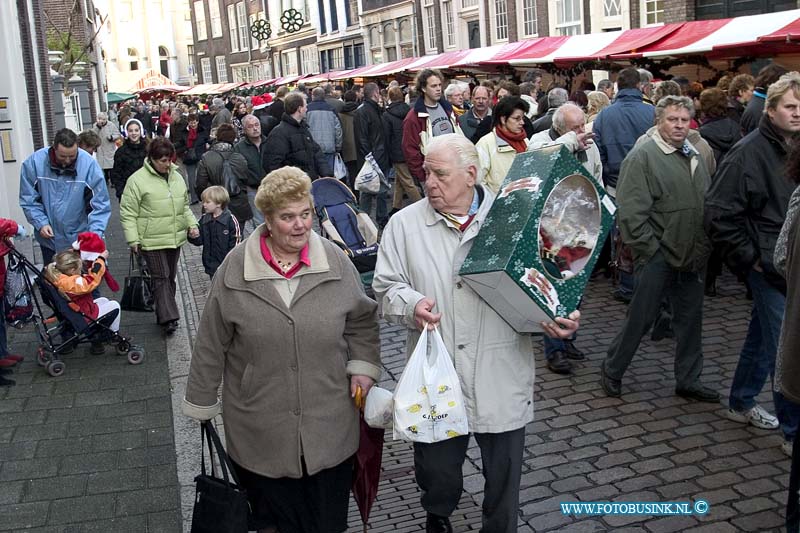 04121811.jpg - FOTOOPDRACHT:Dordrecht:18-12-2004:de grootste kerstmarkt van nederland werd gehouden in Dordrecht vele duizende mensen kwamen een kijk je nemen de afgelopen 3 dagen en hun kerst inkopen te doen. foto drukte op de kerstmarktDeze digitale foto blijft eigendom van FOTOPERSBURO BUSINK. Wij hanteren de voorwaarden van het N.V.F. en N.V.J. Gebruik van deze foto impliceert dat u bekend bent  en akkoord gaat met deze voorwaarden bij publicatie.EB/ETIENNE BUSINK