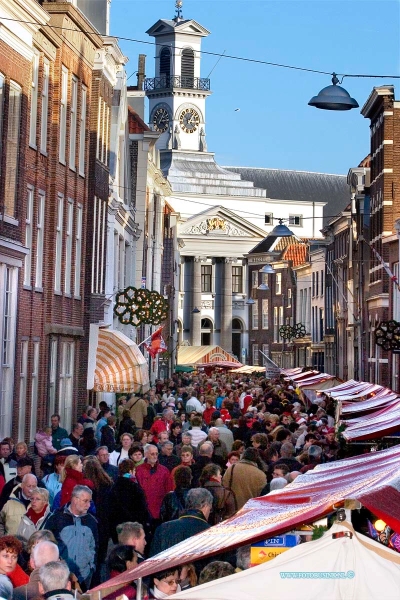 04121812.jpg - FOTOOPDRACHT:Dordrecht:18-12-2004:de grootste kerstmarkt van nederland werd gehouden in Dordrecht vele duizende mensen kwamen een kijk je nemen de afgelopen 3 dagen en hun kerst inkopen te doen. foto drukte met op de achtergrond het stadhuis.Deze digitale foto blijft eigendom van FOTOPERSBURO BUSINK. Wij hanteren de voorwaarden van het N.V.F. en N.V.J. Gebruik van deze foto impliceert dat u bekend bent  en akkoord gaat met deze voorwaarden bij publicatie.EB/ETIENNE BUSINK