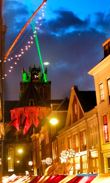 04121816.jpg - FOTOOPDRACHT:Dordrecht:18-12-2004:de grootste kerstmarkt van nederland werd gehouden in Dordrecht vele duizende mensen kwamen een kijk je nemen de afgelopen 3 dagen en hun kerst inkopen te doen. foto verlicht grote kerkDeze digitale foto blijft eigendom van FOTOPERSBURO BUSINK. Wij hanteren de voorwaarden van het N.V.F. en N.V.J. Gebruik van deze foto impliceert dat u bekend bent  en akkoord gaat met deze voorwaarden bij publicatie.EB/ETIENNE BUSINK