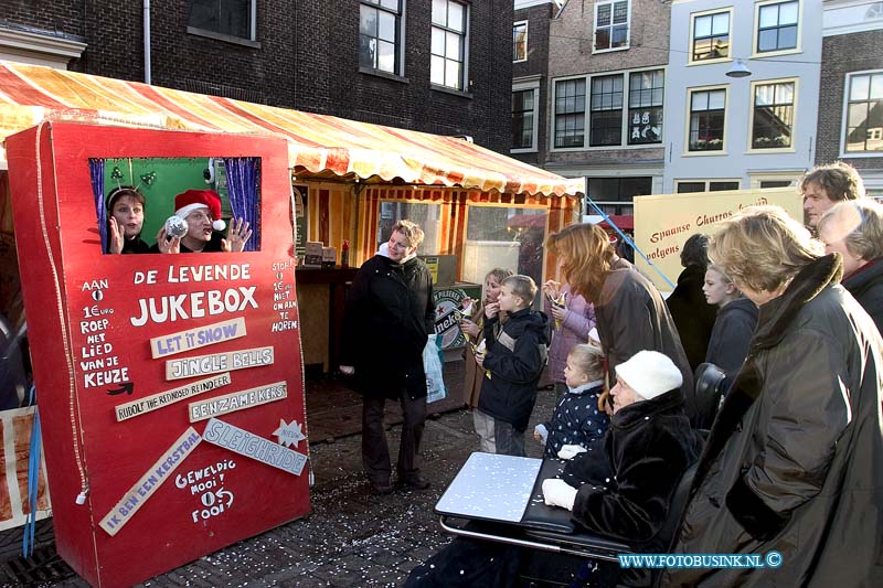 04121817.jpg - FOTOOPDRACHT:Dordrecht:18-12-2004:de grootste kerstmarkt van nederland werd gehouden in Dordrecht vele duizende mensen kwamen een kijk je nemen de afgelopen 3 dagen en hun kerst inkopen te doen. foto Levende Jukebox (soort 'poppenkast' waar Jakkie in zit te zingenDeze digitale foto blijft eigendom van FOTOPERSBURO BUSINK. Wij hanteren de voorwaarden van het N.V.F. en N.V.J. Gebruik van deze foto impliceert dat u bekend bent  en akkoord gaat met deze voorwaarden bij publicatie.EB/ETIENNE BUSINK