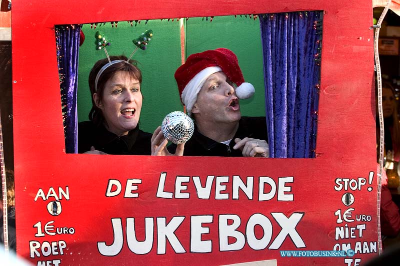 04121818.jpg - FOTOOPDRACHT:Dordrecht:18-12-2004:de grootste kerstmarkt van nederland werd gehouden in Dordrecht vele duizende mensen kwamen een kijk je nemen de afgelopen 3 dagen en hun kerst inkopen te doen. foto Levende Jukebox (soort 'poppenkast' waar Jakkie in zit te zingenDeze digitale foto blijft eigendom van FOTOPERSBURO BUSINK. Wij hanteren de voorwaarden van het N.V.F. en N.V.J. Gebruik van deze foto impliceert dat u bekend bent  en akkoord gaat met deze voorwaarden bij publicatie.EB/ETIENNE BUSINK