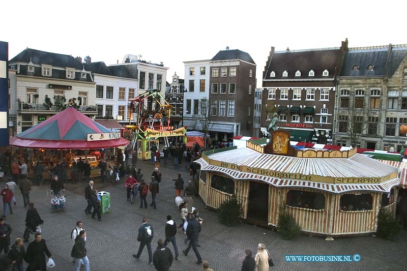 04121820.jpg - FOTOOPDRACHT:Dordrecht:18-12-2004:de grootste kerstmarkt van nederland werd gehouden in Dordrecht vele duizende mensen kwamen een kijk je nemen de afgelopen 3 dagen en hun kerst inkopen te doen. foto drukte op de kerstmarkt schefferspleinDeze digitale foto blijft eigendom van FOTOPERSBURO BUSINK. Wij hanteren de voorwaarden van het N.V.F. en N.V.J. Gebruik van deze foto impliceert dat u bekend bent  en akkoord gaat met deze voorwaarden bij publicatie.EB/ETIENNE BUSINK