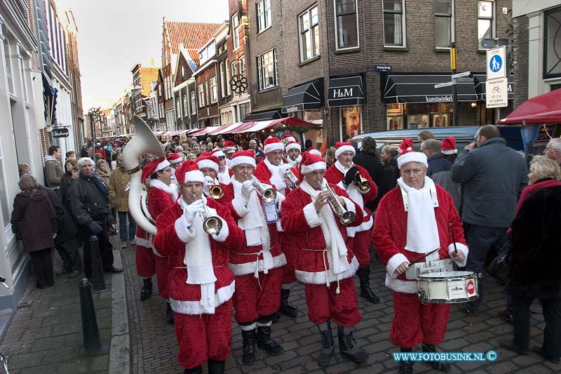 04121823.jpg - FOTOOPDRACHT:Dordrecht:18-12-2004:de grootste kerstmarkt van nederland werd gehouden in Dordrecht vele duizende mensen kwamen een kijk je nemen de afgelopen 3 dagen en hun kerst inkopen te doen. foto drukte op de kerstmarkt met kerstman orkest muziekDeze digitale foto blijft eigendom van FOTOPERSBURO BUSINK. Wij hanteren de voorwaarden van het N.V.F. en N.V.J. Gebruik van deze foto impliceert dat u bekend bent  en akkoord gaat met deze voorwaarden bij publicatie.EB/ETIENNE BUSINK