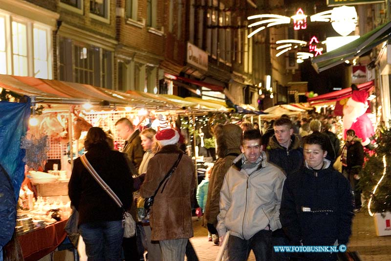 04121824.jpg - FOTOOPDRACHT:Dordrecht:18-12-2004:de grootste kerstmarkt van nederland werd gehouden in Dordrecht vele duizende mensen kwamen een kijk je nemen de afgelopen 3 dagen en hun kerst inkopen te doen. foto drukte op de kerstmarkt spuistraatDeze digitale foto blijft eigendom van FOTOPERSBURO BUSINK. Wij hanteren de voorwaarden van het N.V.F. en N.V.J. Gebruik van deze foto impliceert dat u bekend bent  en akkoord gaat met deze voorwaarden bij publicatie.EB/ETIENNE BUSINK