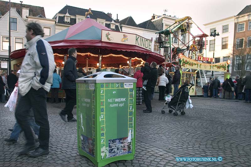04121832.jpg - FOTOOPDRACHT:Dordrecht:18-12-2004:de grootste kerstmarkt van nederland werd gehouden in Dordrecht vele duizende mensen kwamen een kijk je nemen de afgelopen 3 dagen en hun kerst inkopen te doen. foto drukte op de kerstmarkt schefferspleinDeze digitale foto blijft eigendom van FOTOPERSBURO BUSINK. Wij hanteren de voorwaarden van het N.V.F. en N.V.J. Gebruik van deze foto impliceert dat u bekend bent  en akkoord gaat met deze voorwaarden bij publicatie.EB/ETIENNE BUSINK