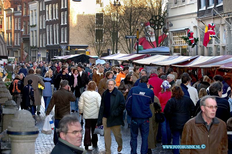 04121834.jpg - FOTOOPDRACHT:Dordrecht:18-12-2004:de grootste kerstmarkt van nederland werd gehouden in Dordrecht vele duizende mensen kwamen een kijk je nemen de afgelopen 3 dagen en hun kerst inkopen te doen. foto drukte op de kerstmarktDeze digitale foto blijft eigendom van FOTOPERSBURO BUSINK. Wij hanteren de voorwaarden van het N.V.F. en N.V.J. Gebruik van deze foto impliceert dat u bekend bent  en akkoord gaat met deze voorwaarden bij publicatie.EB/ETIENNE BUSINK