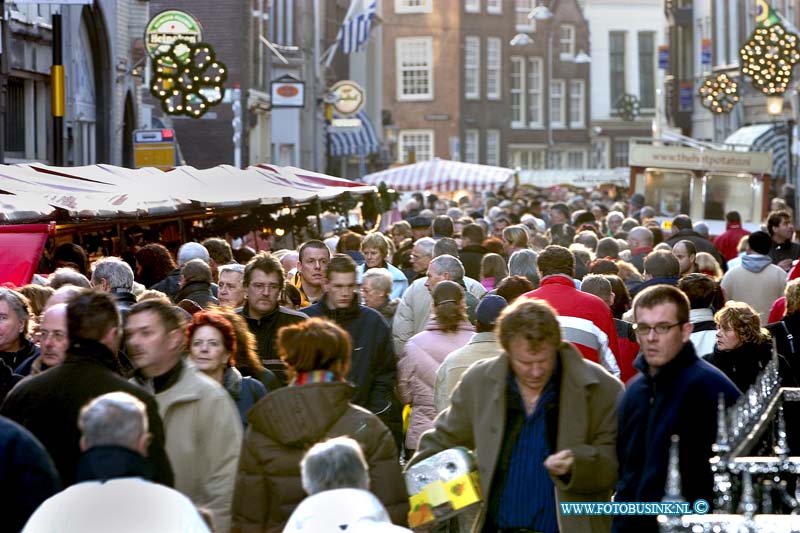 04121835.jpg - FOTOOPDRACHT:Dordrecht:18-12-2004:de grootste kerstmarkt van nederland werd gehouden in Dordrecht vele duizende mensen kwamen een kijk je nemen de afgelopen 3 dagen en hun kerst inkopen te doen. foto drukte op de kerstmarktDeze digitale foto blijft eigendom van FOTOPERSBURO BUSINK. Wij hanteren de voorwaarden van het N.V.F. en N.V.J. Gebruik van deze foto impliceert dat u bekend bent  en akkoord gaat met deze voorwaarden bij publicatie.EB/ETIENNE BUSINK