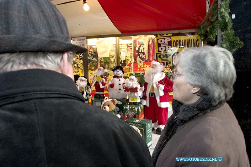 04121837.jpg - FOTOOPDRACHT:Dordrecht:18-12-2004:de grootste kerstmarkt van nederland werd gehouden in Dordrecht vele duizende mensen kwamen een kijk je nemen de afgelopen 3 dagen en hun kerst inkopen te doen. foto drukte op de kerstmarktDeze digitale foto blijft eigendom van FOTOPERSBURO BUSINK. Wij hanteren de voorwaarden van het N.V.F. en N.V.J. Gebruik van deze foto impliceert dat u bekend bent  en akkoord gaat met deze voorwaarden bij publicatie.EB/ETIENNE BUSINK
