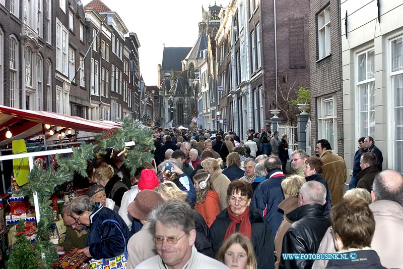04121838.jpg - FOTOOPDRACHT:Dordrecht:18-12-2004:de grootste kerstmarkt van nederland werd gehouden in Dordrecht vele duizende mensen kwamen een kijk je nemen de afgelopen 3 dagen en hun kerst inkopen te doen. foto drukte op de kerstmarktDeze digitale foto blijft eigendom van FOTOPERSBURO BUSINK. Wij hanteren de voorwaarden van het N.V.F. en N.V.J. Gebruik van deze foto impliceert dat u bekend bent  en akkoord gaat met deze voorwaarden bij publicatie.EB/ETIENNE BUSINK