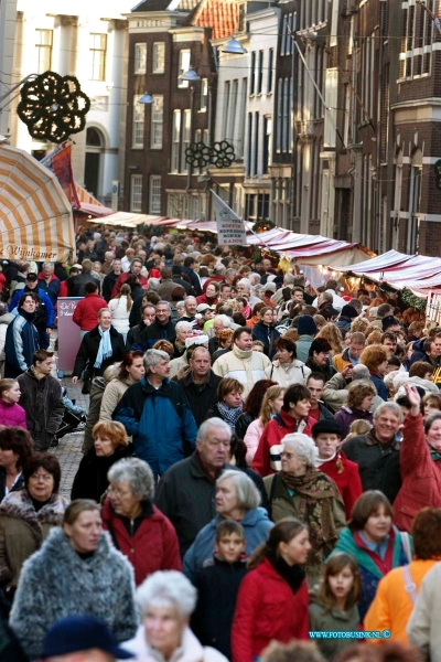 04121842.jpg - FOTOOPDRACHT:Dordrecht:18-12-2004:de grootste kerstmarkt van nederland werd gehouden in Dordrecht vele duizende mensen kwamen een kijk je nemen de afgelopen 3 dagen en hun kerst inkopen te doen. foto drukte op de kerstmarktDeze digitale foto blijft eigendom van FOTOPERSBURO BUSINK. Wij hanteren de voorwaarden van het N.V.F. en N.V.J. Gebruik van deze foto impliceert dat u bekend bent  en akkoord gaat met deze voorwaarden bij publicatie.EB/ETIENNE BUSINK
