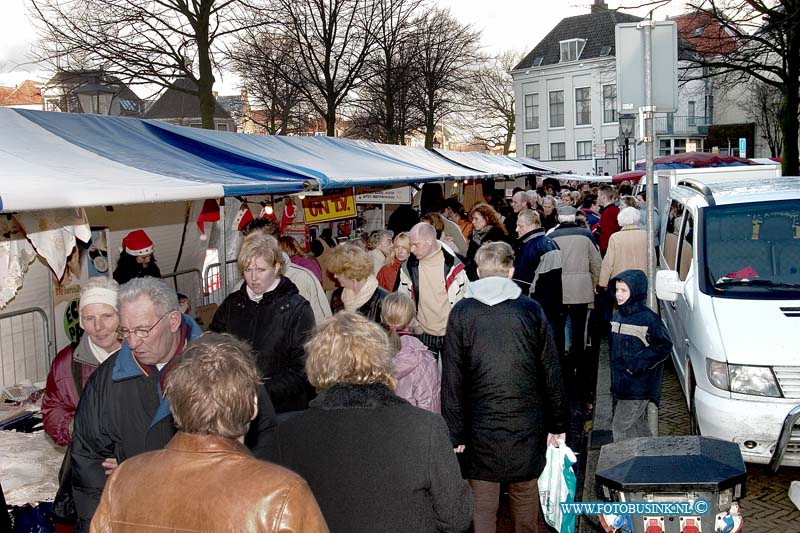 04121845.jpg - FOTOOPDRACHT:Dordrecht:18-12-2004:de grootste kerstmarkt van nederland werd gehouden in Dordrecht vele duizende mensen kwamen een kijk je nemen de afgelopen 3 dagen en hun kerst inkopen te doen. foto drukte op de kerstmarktDeze digitale foto blijft eigendom van FOTOPERSBURO BUSINK. Wij hanteren de voorwaarden van het N.V.F. en N.V.J. Gebruik van deze foto impliceert dat u bekend bent  en akkoord gaat met deze voorwaarden bij publicatie.EB/ETIENNE BUSINK
