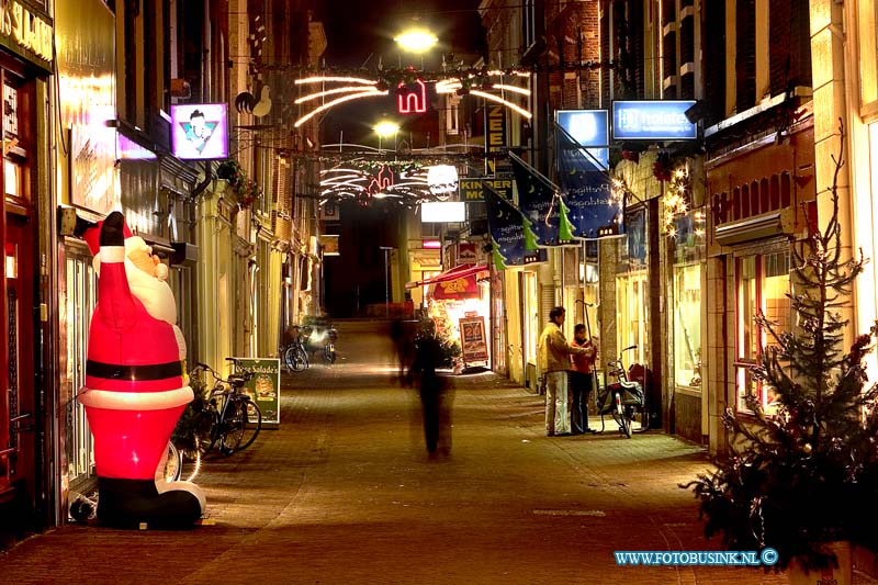 04122102.jpg - FOTOOPDRACHT:Dordrecht:21-12-2004:spuistraat versiert met kerst verlichting en atributen avondDeze digitale foto blijft eigendom van FOTOPERSBURO BUSINK. Wij hanteren de voorwaarden van het N.V.F. en N.V.J. Gebruik van deze foto impliceert dat u bekend bent  en akkoord gaat met deze voorwaarden bij publicatie.EB/ETIENNE BUSINK